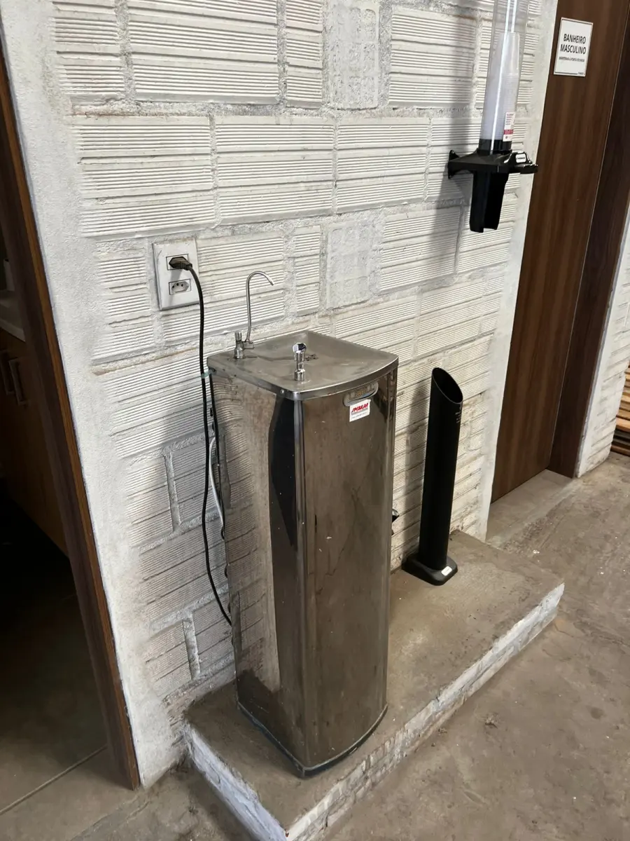 LOTE 076 - Bebedor com porta copos 