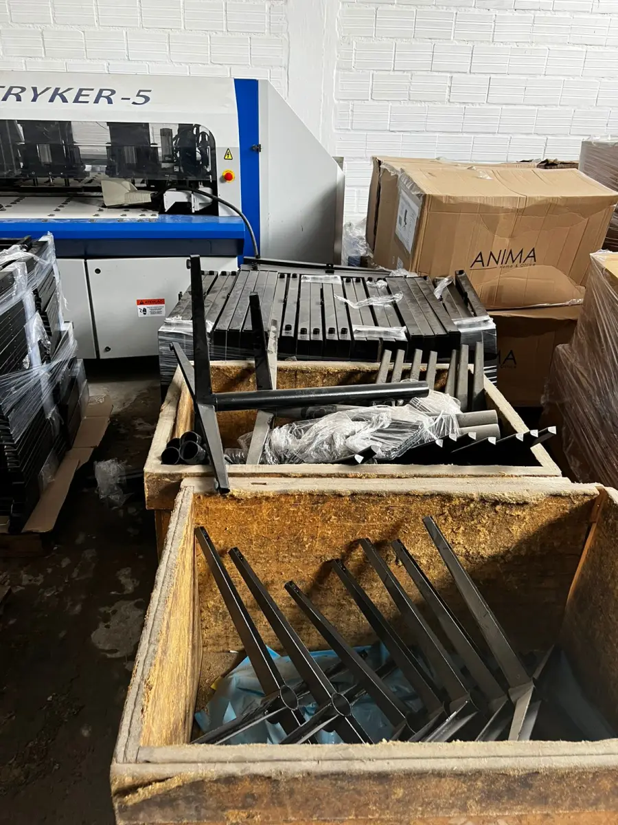 LOTE 128 - Lote de estruturas metálicas 