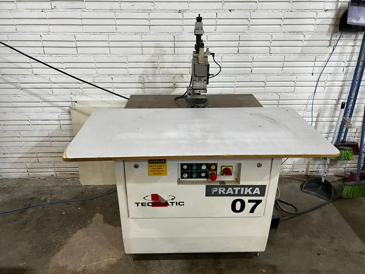 LOTE 052 - Coladeira de borda Pratika