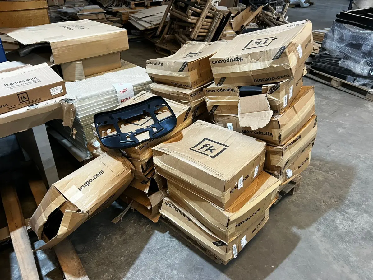 LOTE 035 - Lote de componentes para montagem de cadeiras 