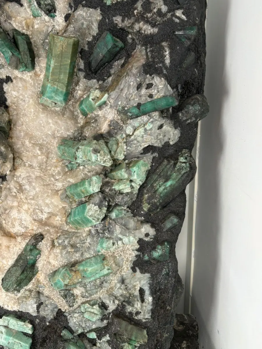 LOTE 001 - CANGA DE ESMERALDA COM 225 KG "CORAÇÃO DA BAHIA" COM LAUDO E DOCUMENTOS