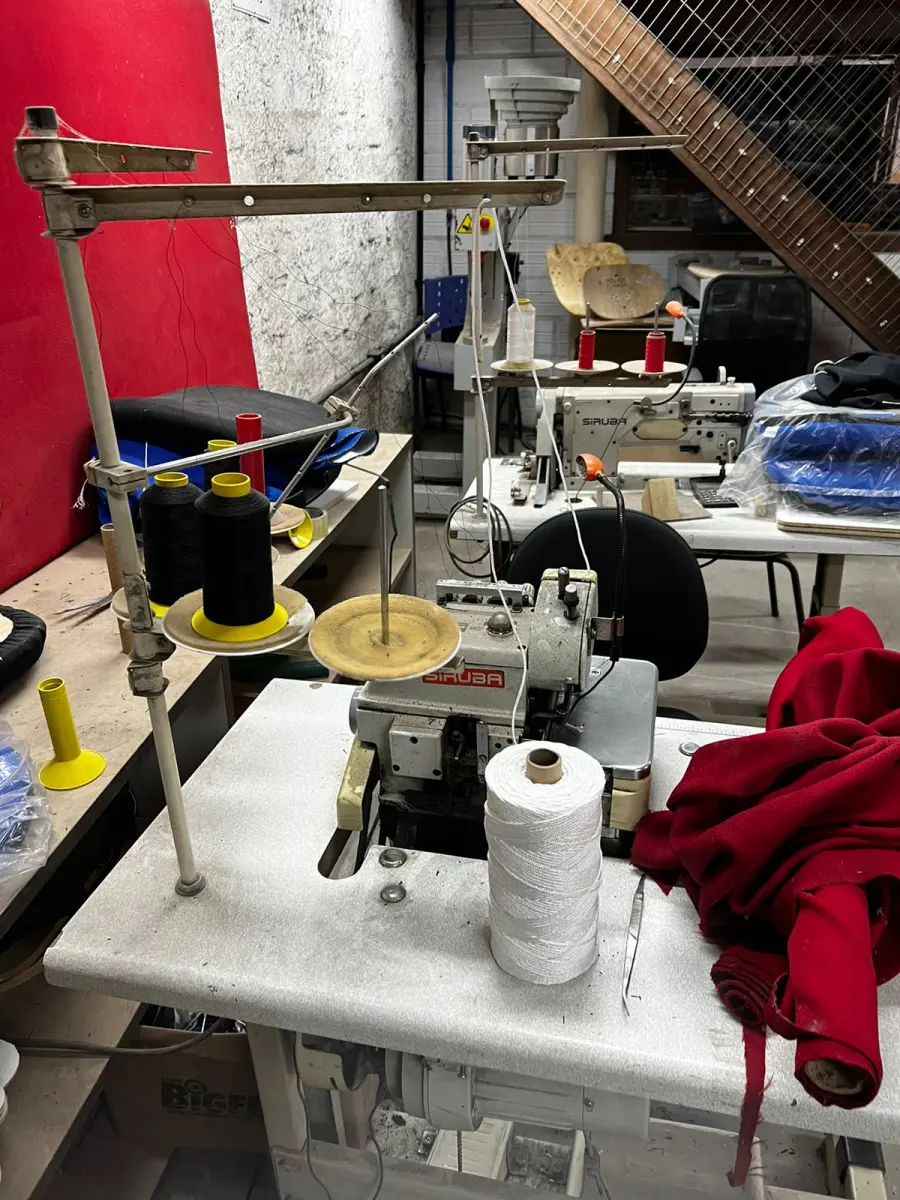 LOTE 066 - Máquina de bordar Siruba