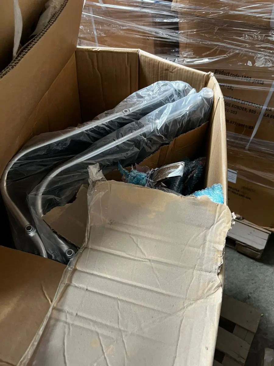 LOTE 133 - Lote de cadeiras em caixas 