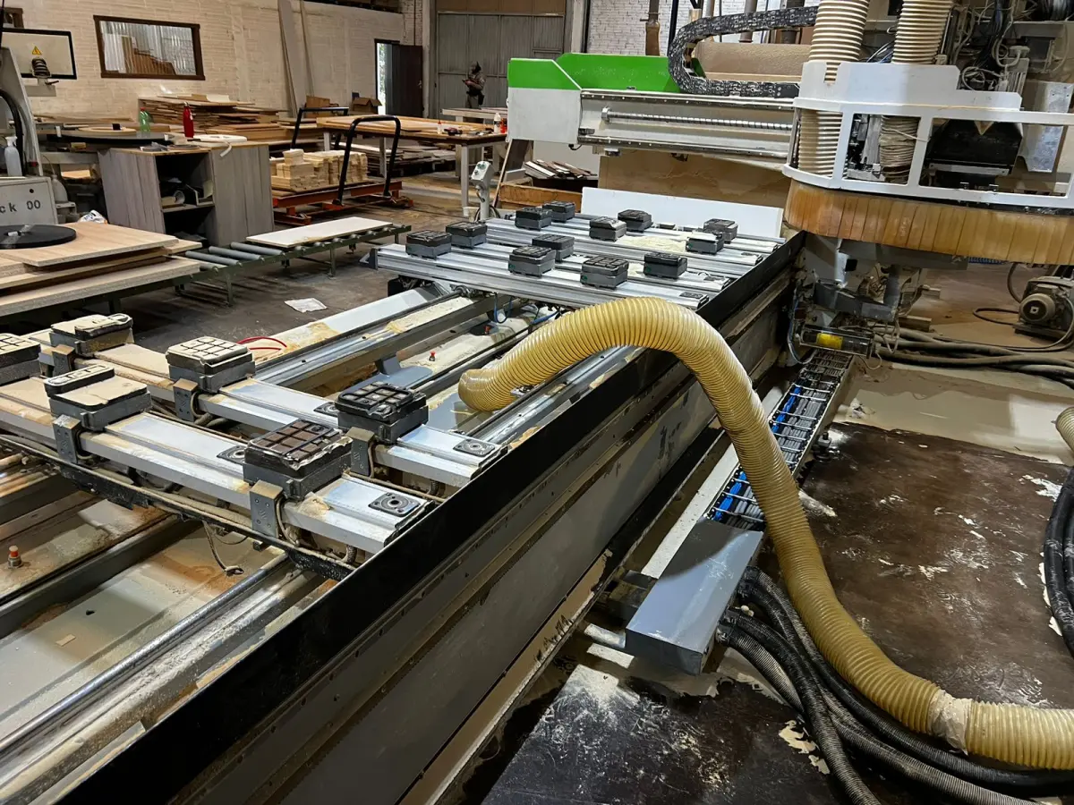 LOTE 050 - Centro de usinagem para madeiras CNC