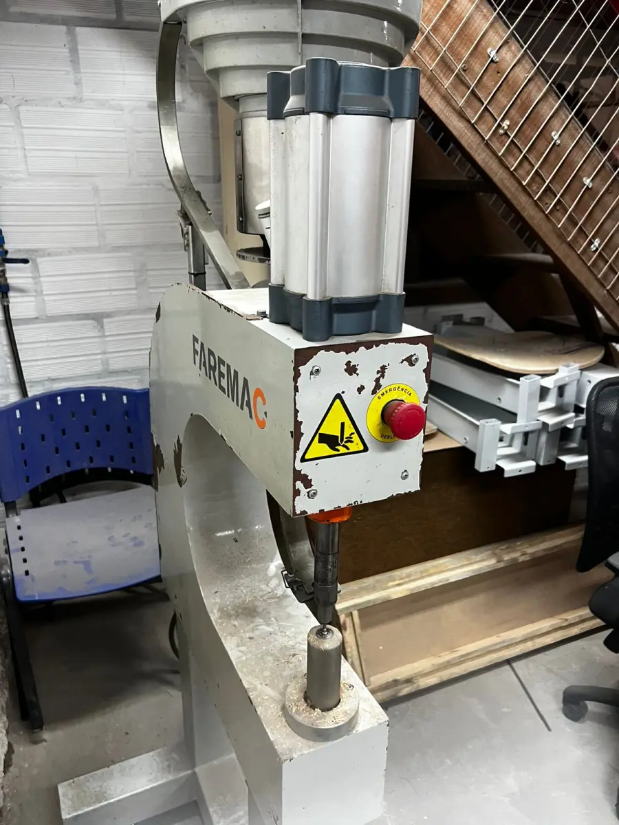 LOTE 064 - Máquina de colocar pregos 