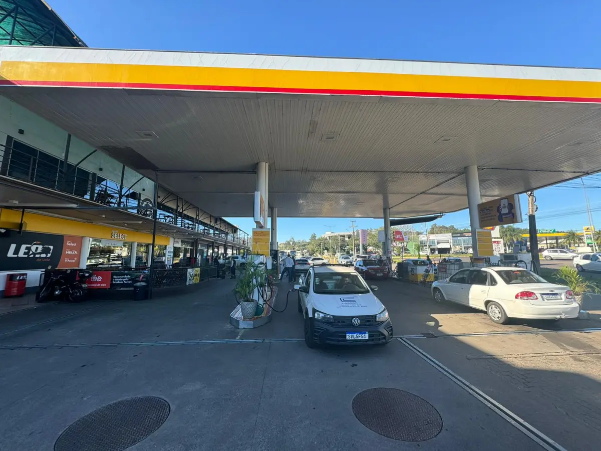 LOTE 002 - Prédio Comercial em alvenaria - shopping de lojas e posto combustivel