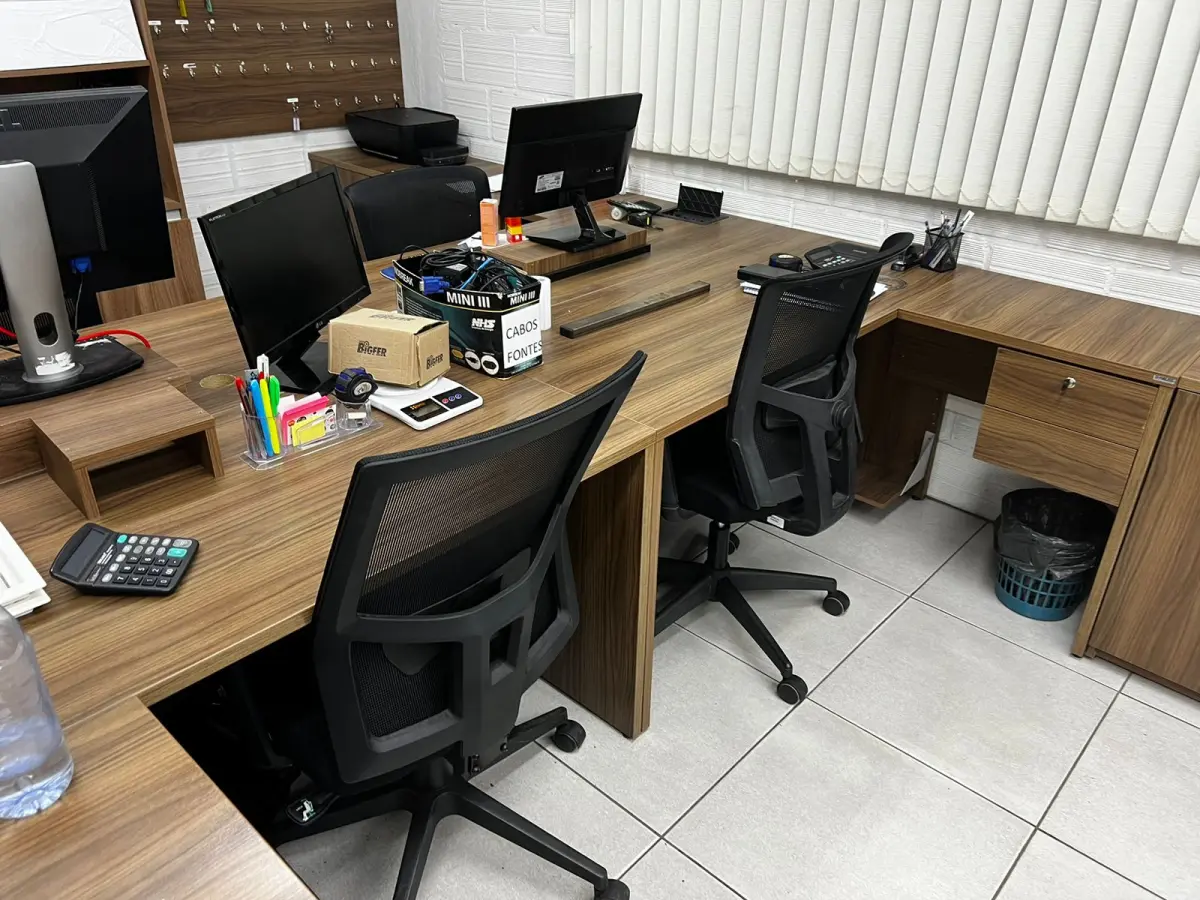 LOTE 018 - Modulo em U com 2 cadeiras 