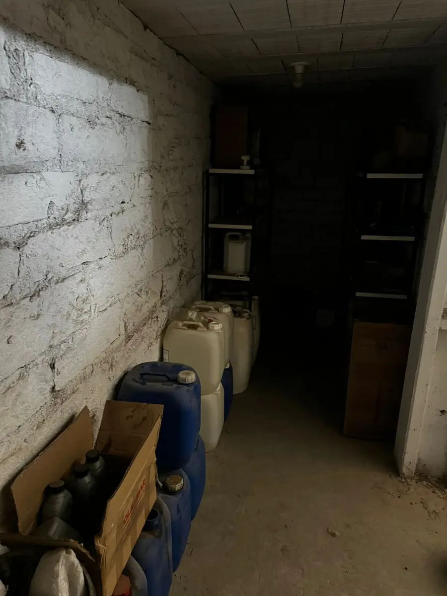 LOTE 082 - Prateleiras com tintas e produtos químicos 