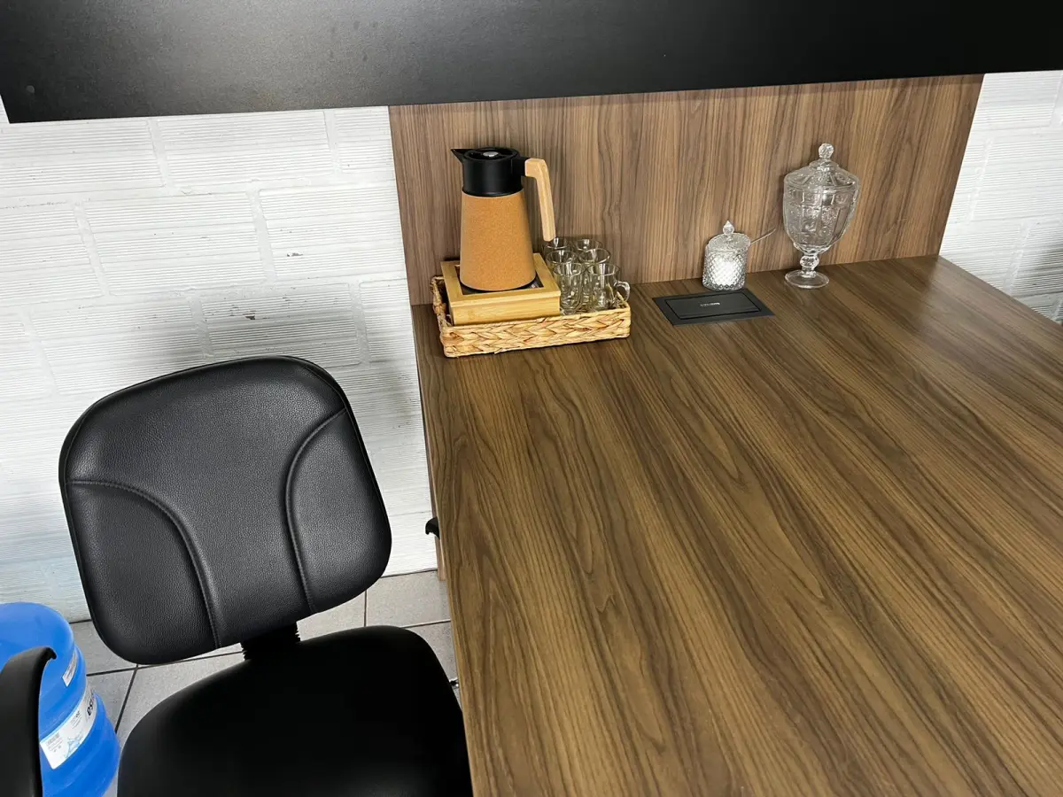 LOTE 001 - Mesa com cadeira preta