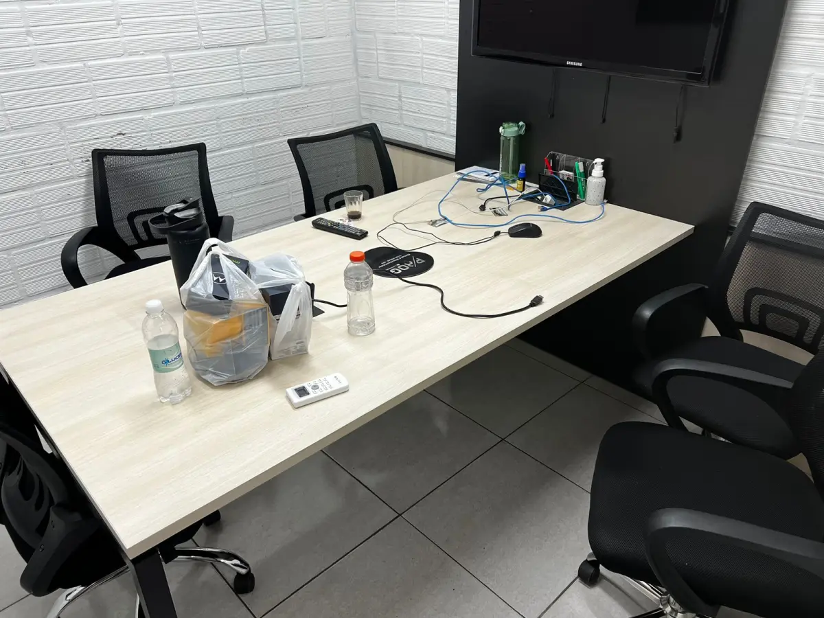 LOTE 003 - Mesa reunião com 5 cadeiras e TV Samsung 