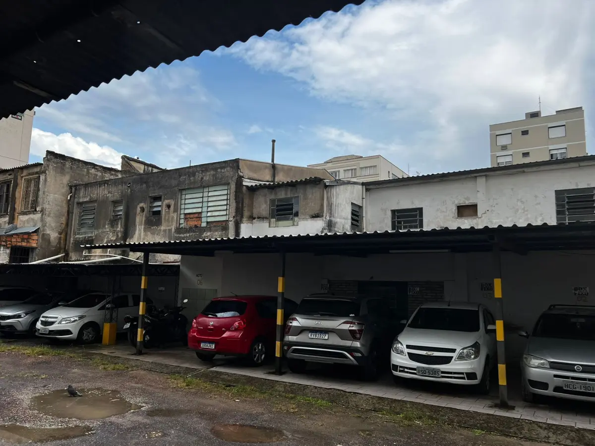 LOTE 000 - Um terreno de forma retangular, à avenida João Pessoa medindo 30,45m de frente, ao oeste à mesma avenida, por 35,00m