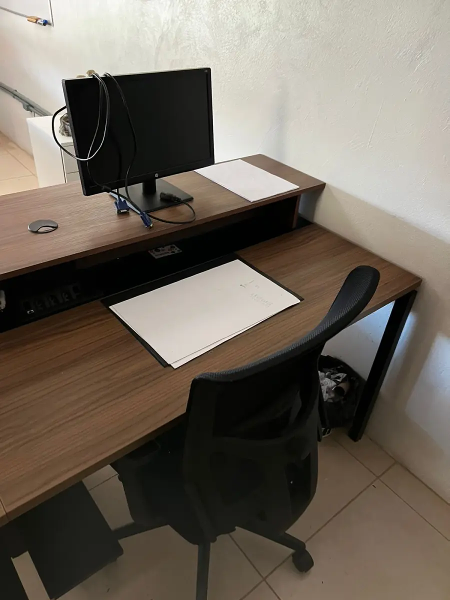 LOTE 114 - mesa grande de trabalho, cadeira e monitor 