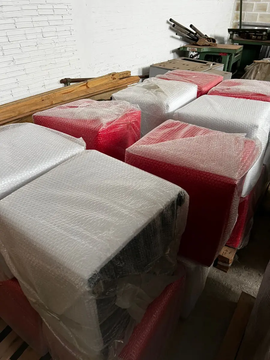 LOTE 136 - Lote de banquetas baixas