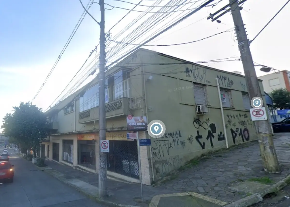 LOTE 000 - Os direitos e ações do apartamento nº 4 do edifício situado na Avenida Teresópolis nº 3389, bairro Teresópolis