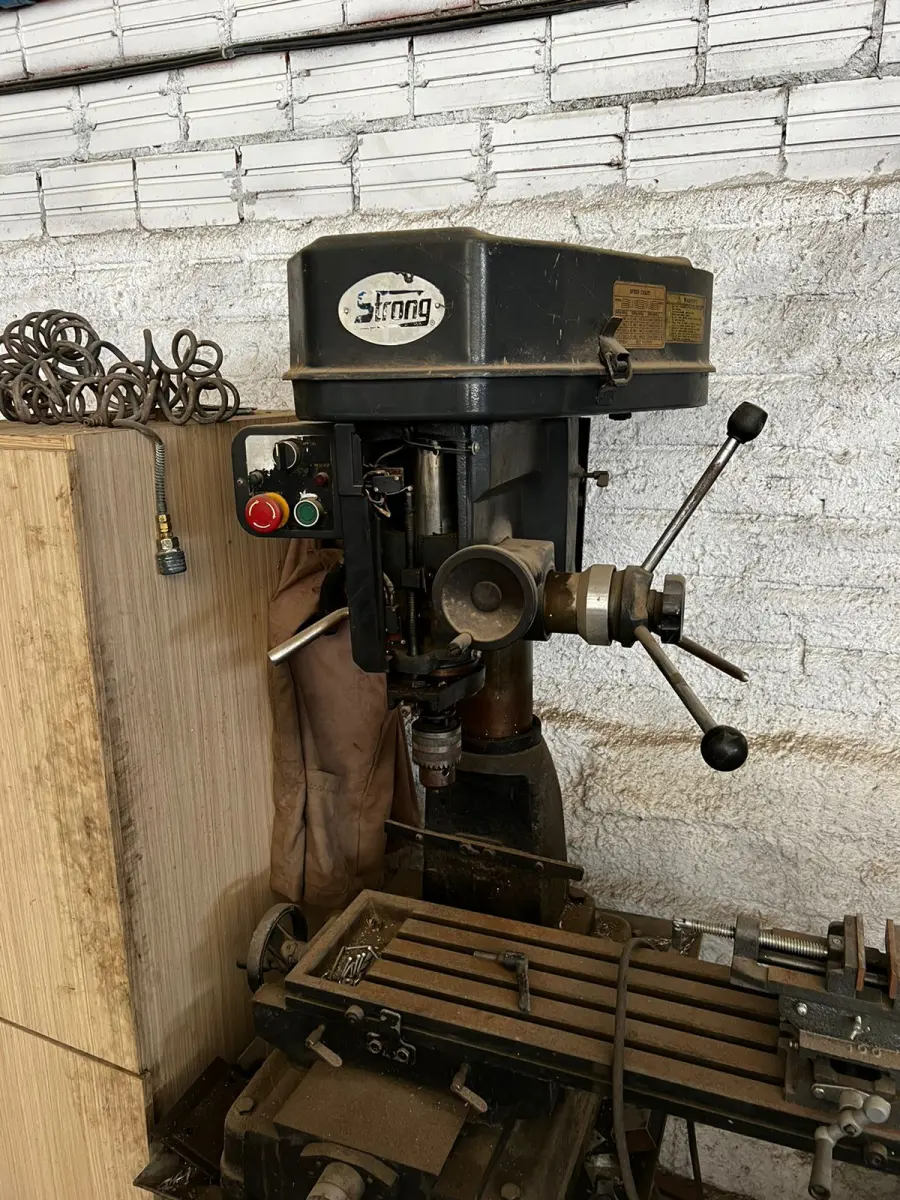 LOTE 087 - Furadeira de bancada Strong