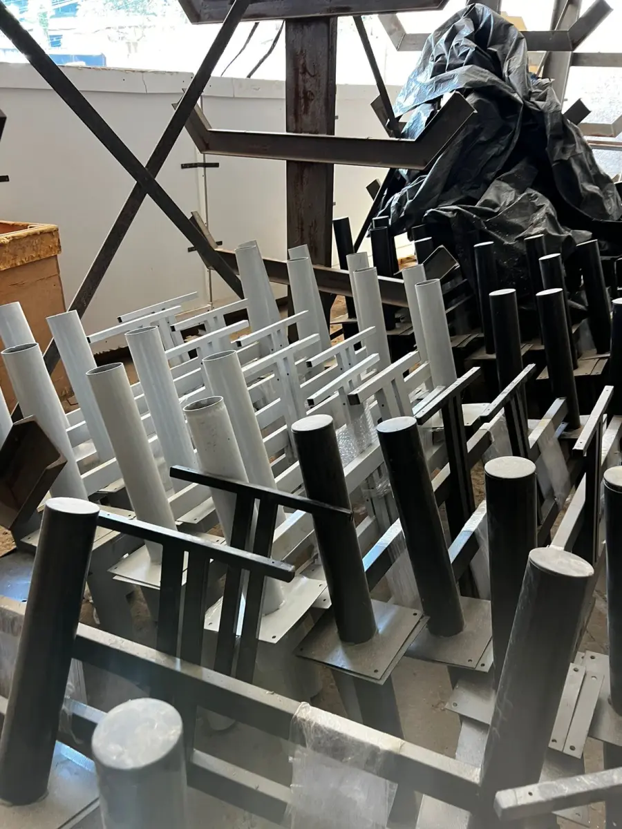 LOTE 035 - Lote de componentes para montagem de cadeiras 