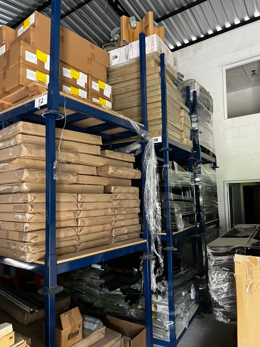 LOTE 131 - Lote de produtos dentro das estruturas metálicas 