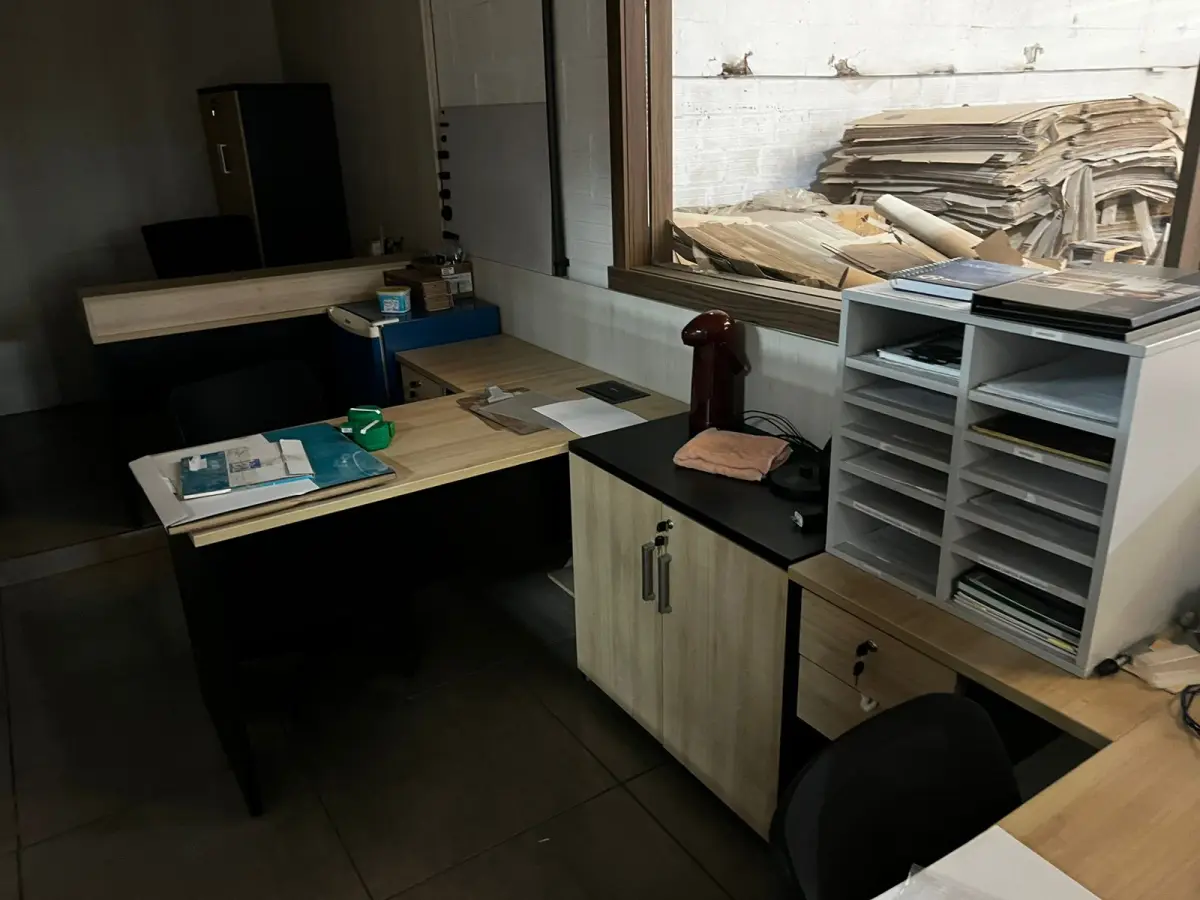 LOTE 057 - Mesa em L e cadeira 