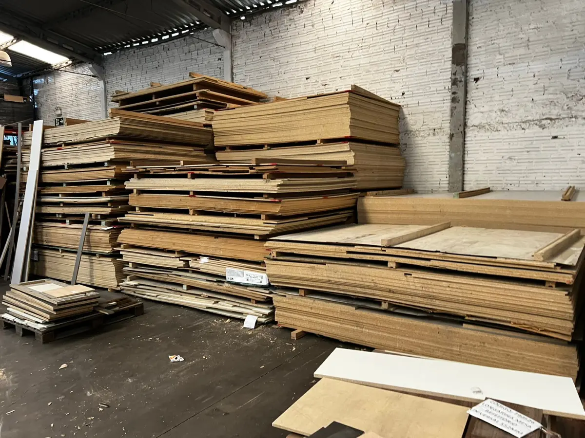 LOTE 034 - Lote de placas de MDF e MDP e corrugados (retalhos e placas)