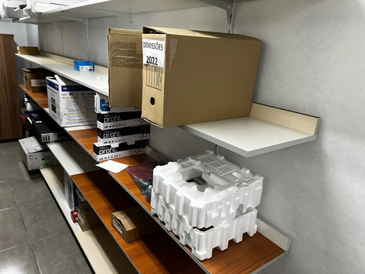 LOTE 028 - Prateleiras presas na parede 