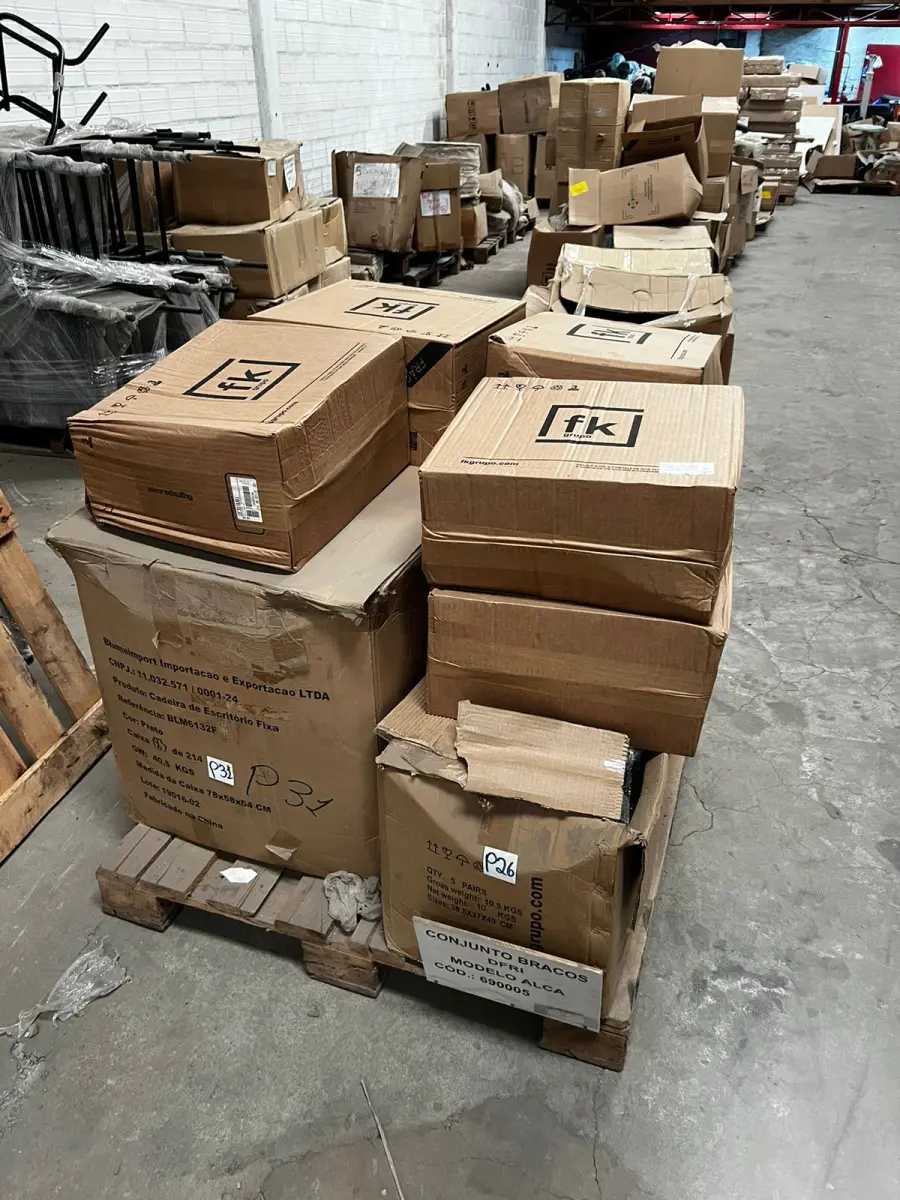 LOTE 035 - Lote de componentes para montagem de cadeiras 