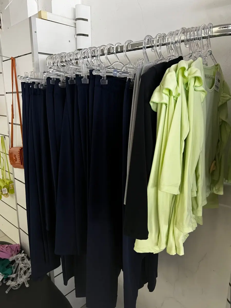 LOTE 000 - Lote com aproximadamente 3.500 peças de roupas e seus cabides (toda a loja): vestidos, saias, moletons, casacos, bermudas, calças, camisetas