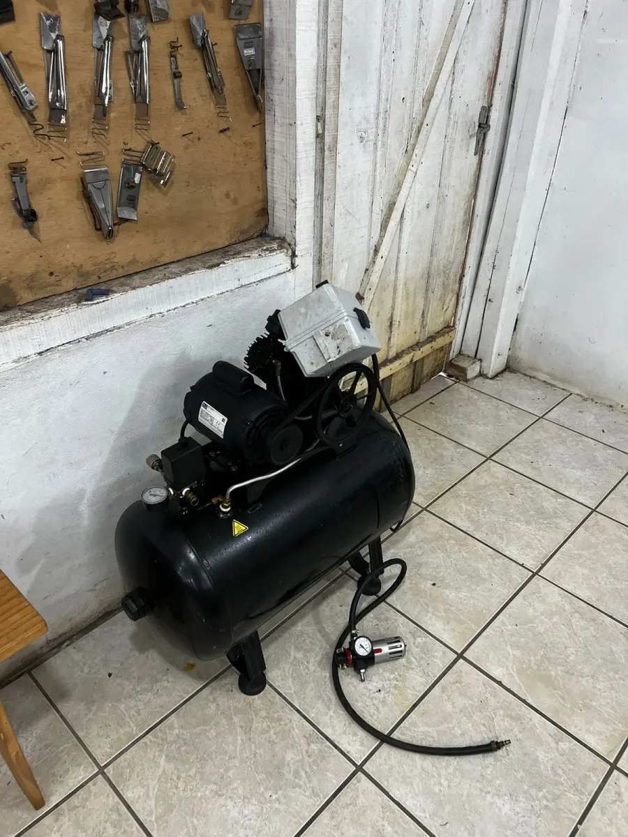 LOTE 000 - Máquinas costura (overlock Jack, plana, overlock antiga, plana Lumak, plana Lanmax, over vermelha) BENS EM  PRESIDENTE GETULIO - SC