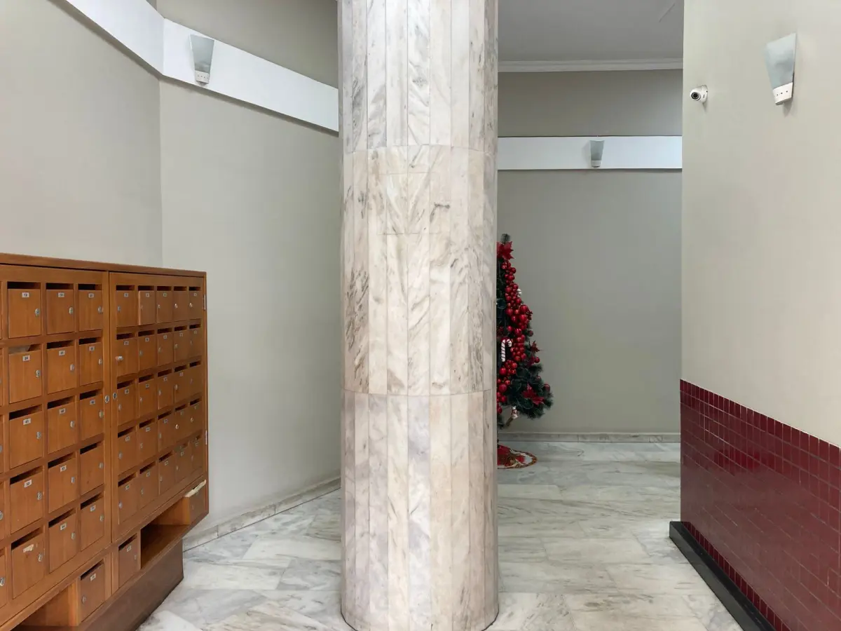 LOTE 002 - O imóvel, conjunto nº 43 do Edifício Candido José de Godoy, localizado na Rua Professor Annes Dias, nº 112, Bairro Centro, Porto Alegre/RS