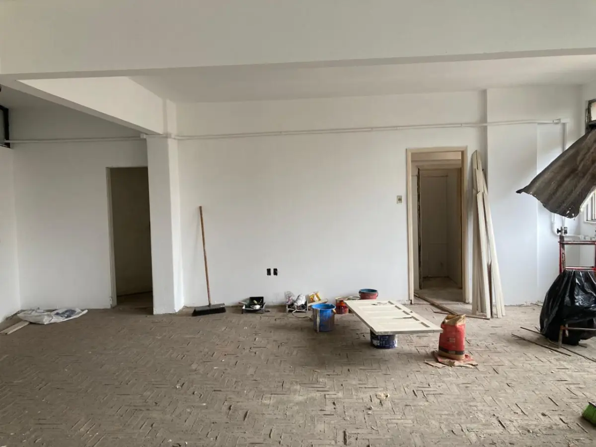 LOTE 002 - O imóvel, conjunto nº 43 do Edifício Candido José de Godoy, localizado na Rua Professor Annes Dias, nº 112, Bairro Centro, Porto Alegre/RS