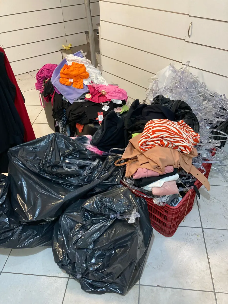 LOTE 000 - Lote com aproximadamente 3.500 peças de roupas e seus cabides (toda a loja): vestidos, saias, moletons, casacos, bermudas, calças, camisetas