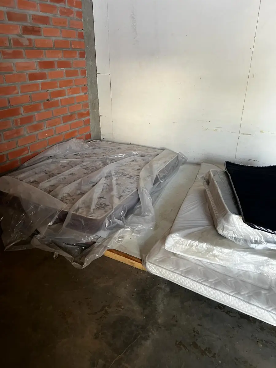 LOTE 007 - Lote de colchoes e mantas massageadoras, lote de espumas e colchões,