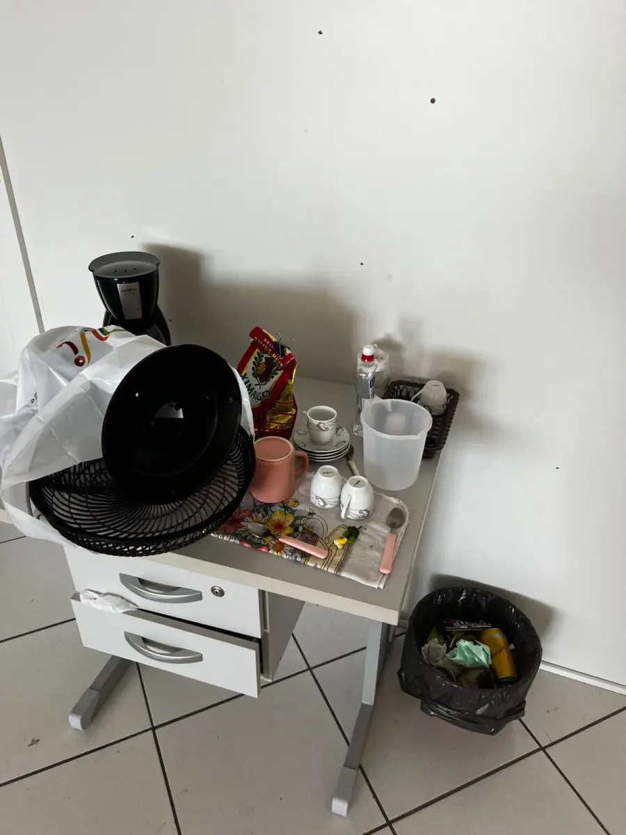 LOTE 000 - Lote com aproximadamente 3.500 peças de roupas e seus cabides (toda a loja): vestidos, saias, moletons, casacos, bermudas, calças, camisetas