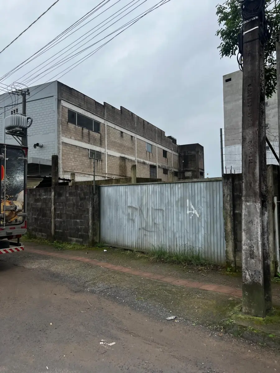 LOTE 002 - Um terreno, sem benfeitorias, com a superfície de 436,20 m²,