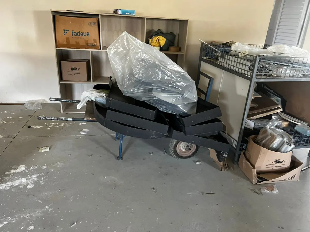 LOTE 000 - SOPRADORA BEKUM, MÃO FRANCESA C/ TALHA ELÉTRICA, UNIDADE DE RESFRIAMENTO, MOTOR P/ REFRIGERAÇÃO, GIRAFA HIDRÁULICA E MÓVEIS DIVERSOS