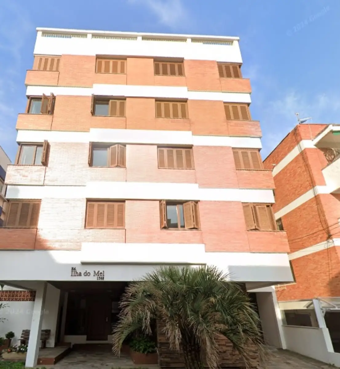 LOTE 000 - O apartamento nº 302, localizado no terceiro pavimento do Edifício Ilha do Mel,  O box nº 04, localizado no primeiro pavimento do Edifício Ilha do Mel. Aquisição originaria, livre de ônus