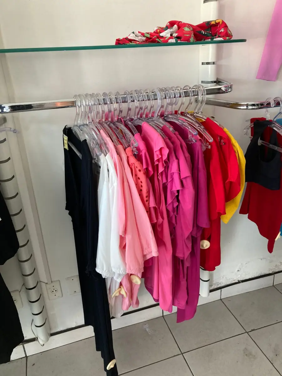 LOTE 000 - Lote com aproximadamente 3.500 peças de roupas e seus cabides (toda a loja): vestidos, saias, moletons, casacos, bermudas, calças, camisetas