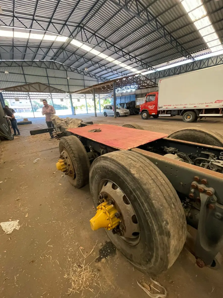 LOTE 002 - CHASSIS TRUCK C/ MOTOR SCANIA - P-270 6x2. Ano 2011. Placa ISJ7524