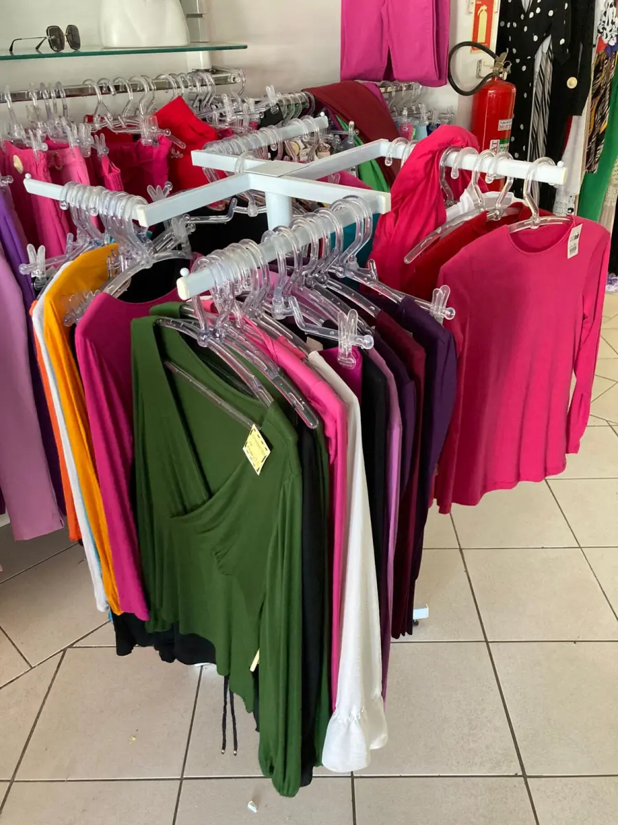 LOTE 000 - Lote com aproximadamente 3.500 peças de roupas e seus cabides (toda a loja): vestidos, saias, moletons, casacos, bermudas, calças, camisetas