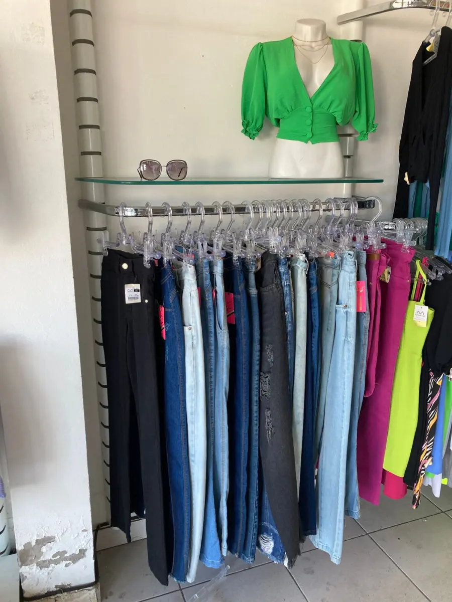 LOTE 000 - Lote com aproximadamente 3.500 peças de roupas e seus cabides (toda a loja): vestidos, saias, moletons, casacos, bermudas, calças, camisetas