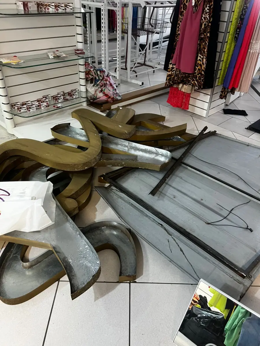 LOTE 000 - Lote com aproximadamente 3.500 peças de roupas e seus cabides (toda a loja): vestidos, saias, moletons, casacos, bermudas, calças, camisetas