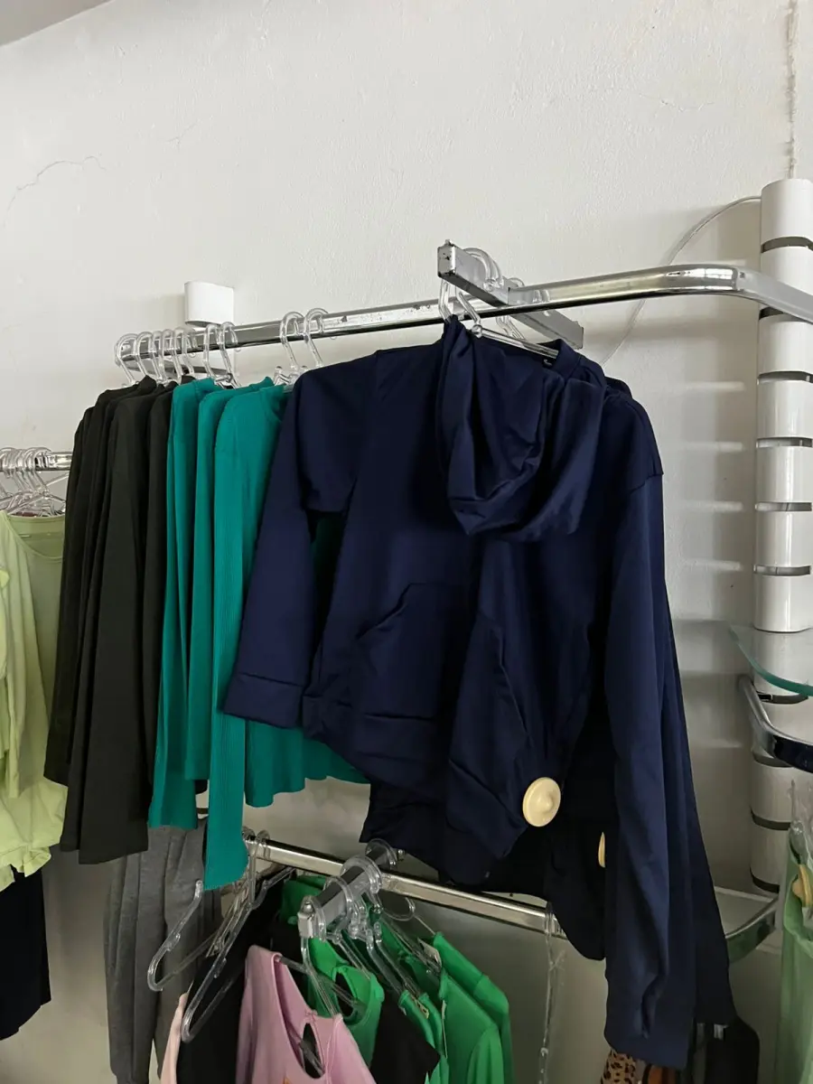 LOTE 000 - Lote com aproximadamente 3.500 peças de roupas e seus cabides (toda a loja): vestidos, saias, moletons, casacos, bermudas, calças, camisetas