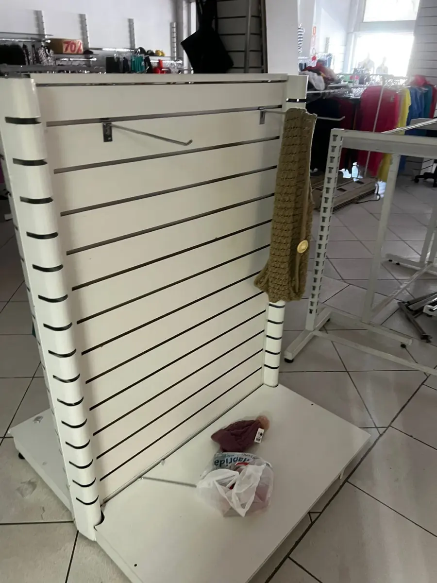 LOTE 000 - Lote com aproximadamente 3.500 peças de roupas e seus cabides (toda a loja): vestidos, saias, moletons, casacos, bermudas, calças, camisetas