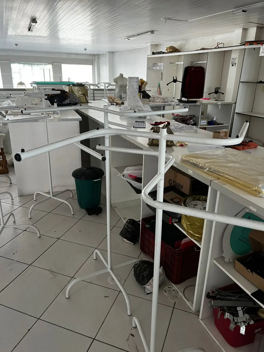 LOTE 000 - Lote com aproximadamente 3.500 peças de roupas e seus cabides (toda a loja): vestidos, saias, moletons, casacos, bermudas, calças, camisetas