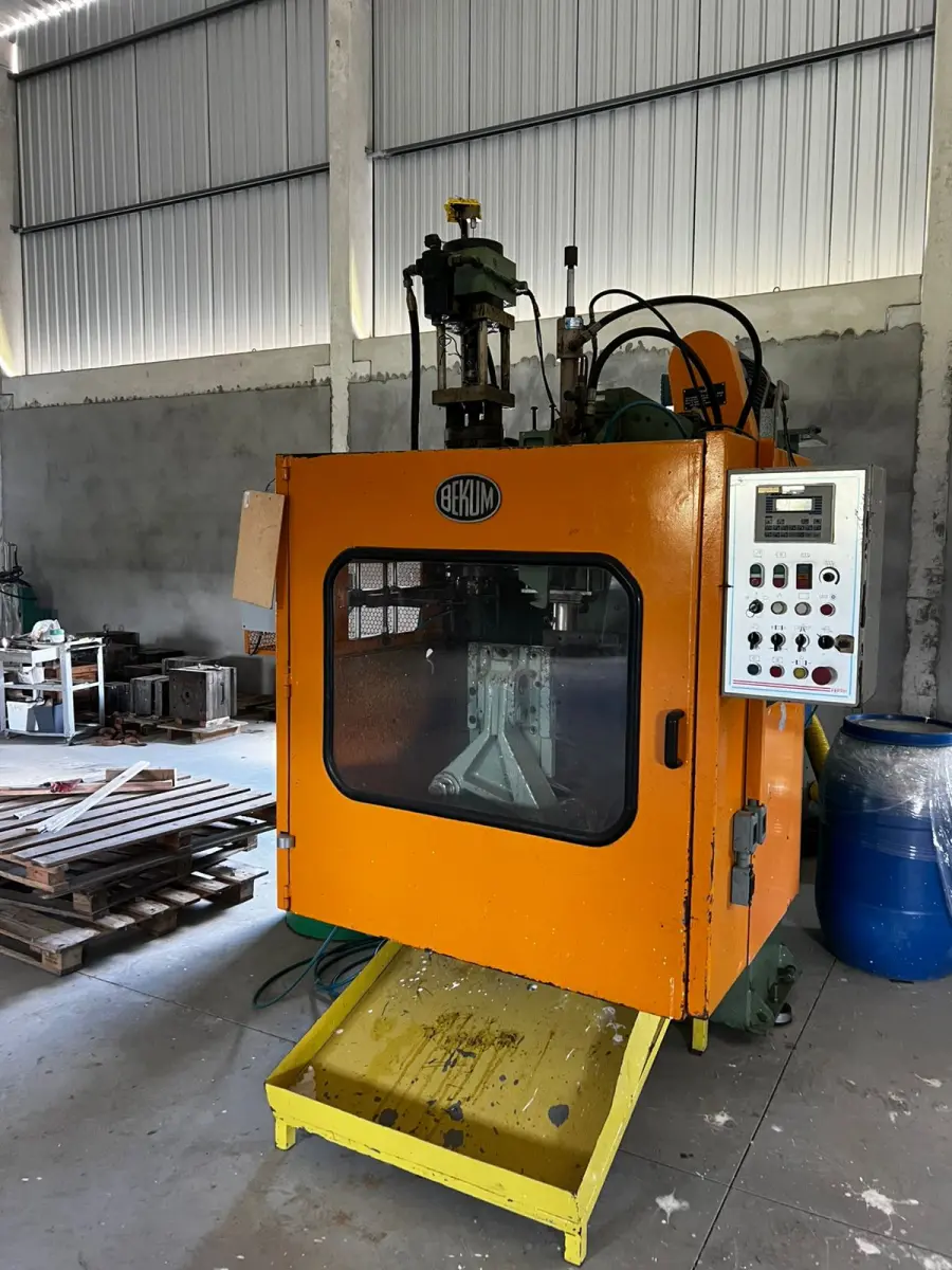 LOTE 000 - SOPRADORA BEKUM, MÃO FRANCESA C/ TALHA ELÉTRICA, UNIDADE DE RESFRIAMENTO, MOTOR P/ REFRIGERAÇÃO, GIRAFA HIDRÁULICA E MÓVEIS DIVERSOS