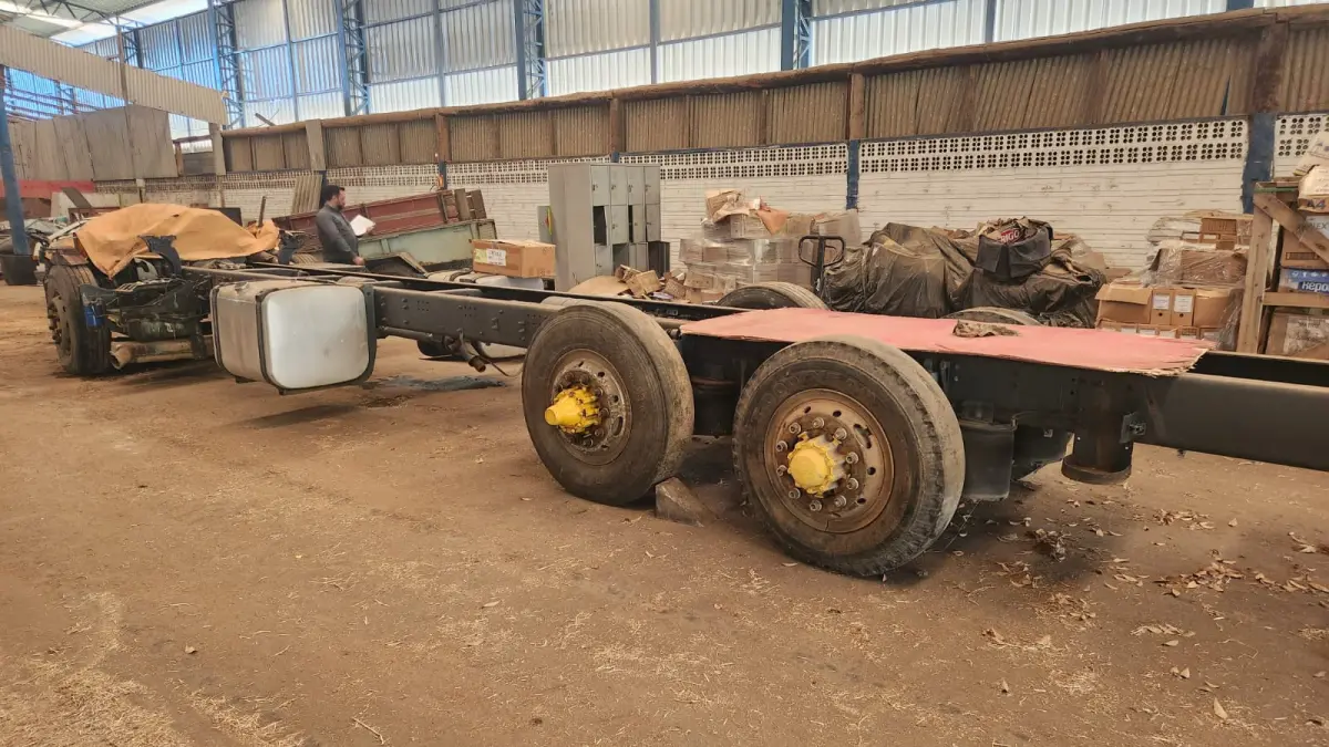 LOTE 002 - CHASSIS TRUCK C/ MOTOR SCANIA - P-270 6x2. Ano 2011. Placa ISJ7524