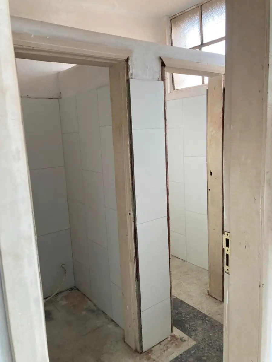 LOTE 002 - O imóvel, conjunto nº 43 do Edifício Candido José de Godoy, localizado na Rua Professor Annes Dias, nº 112, Bairro Centro, Porto Alegre/RS