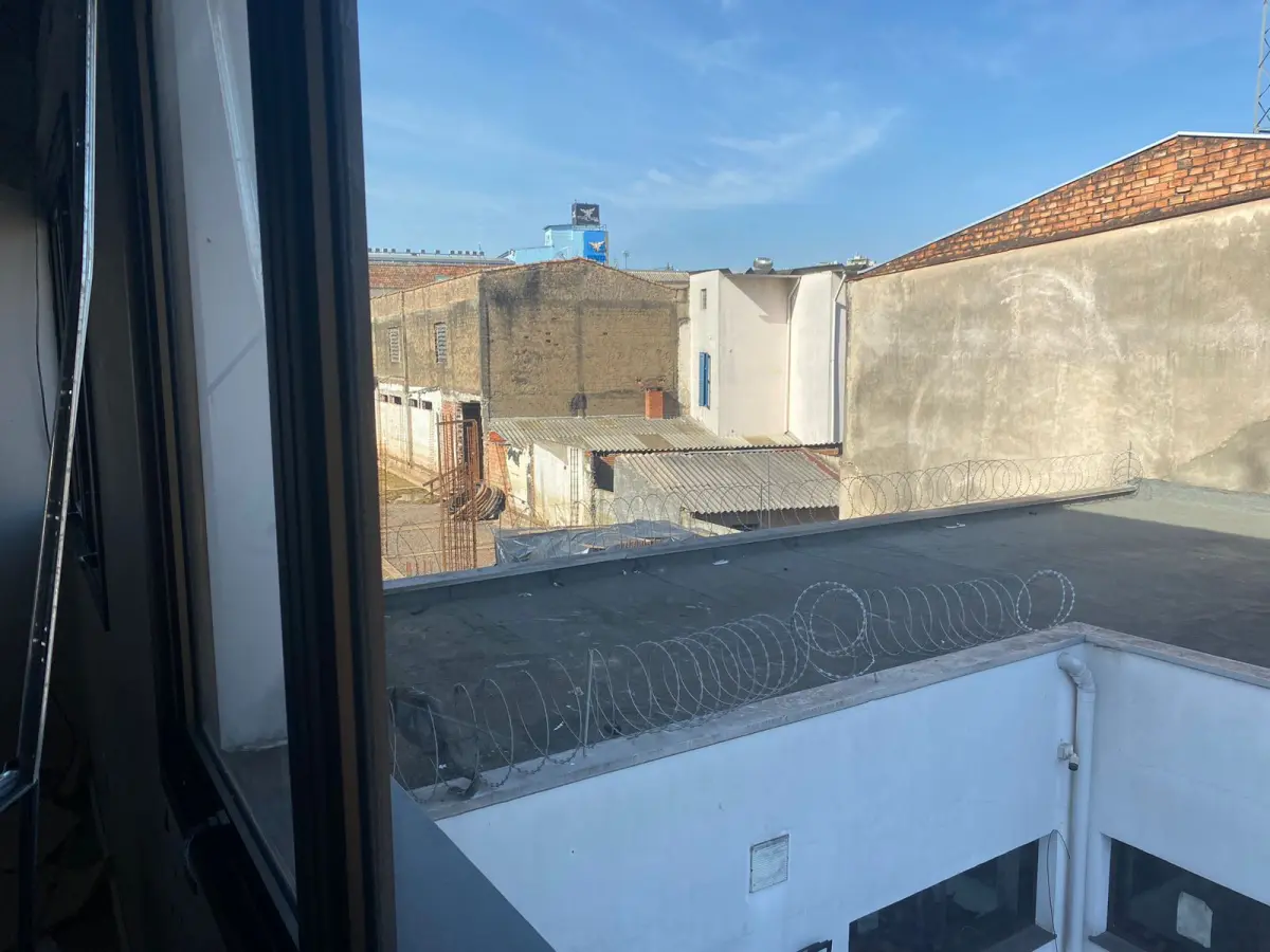 LOTE 000 - O prédio nº 97 da R. Comendador Azevedo, compreendendo casa de alvenaria, suas dependências, benfeitorias, instalações e o respectivo terreno que mede 8m80 de frente à dita rua, por 30m