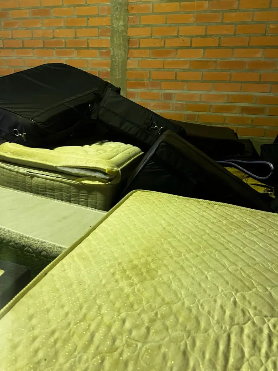 LOTE 007 - Lote de colchoes e mantas massageadoras, lote de espumas e colchões,