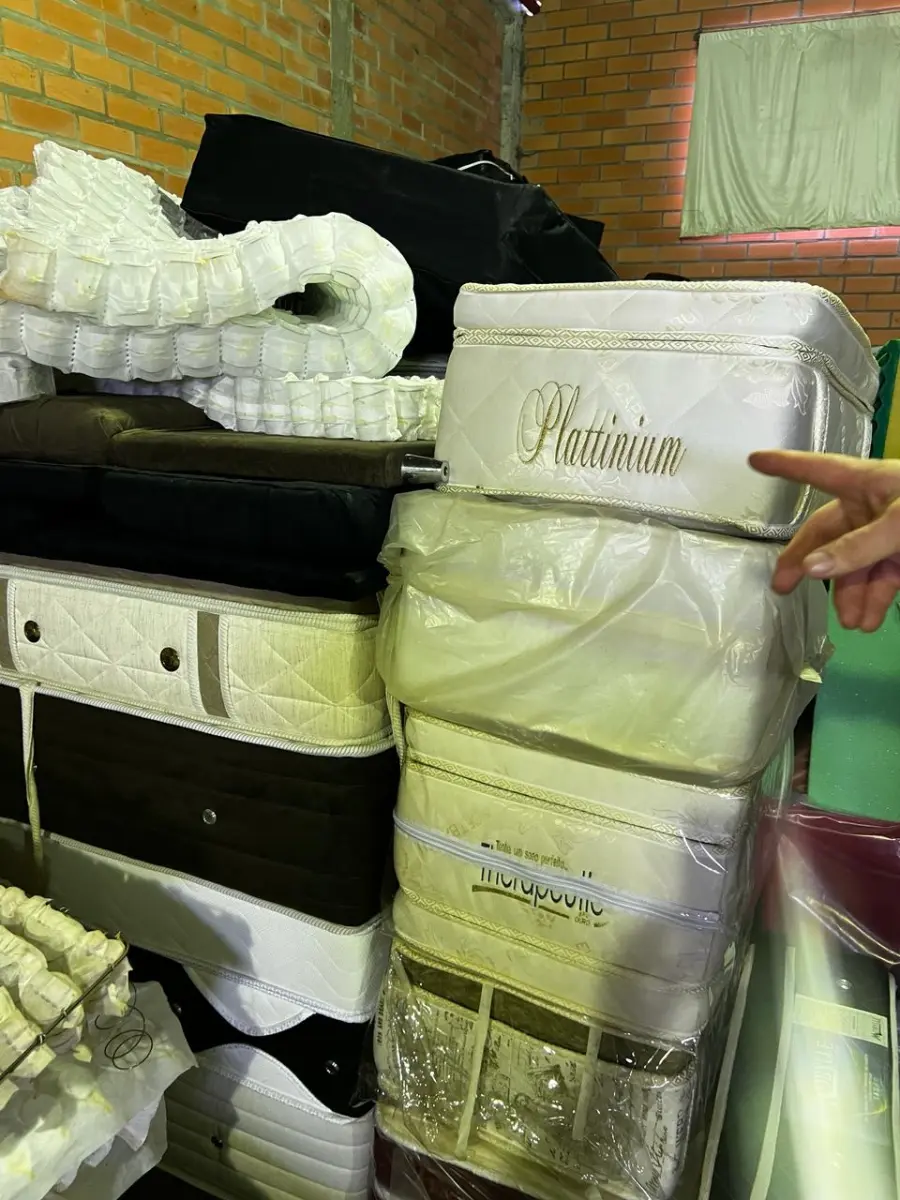 LOTE 007 - Lote de colchoes e mantas massageadoras, lote de espumas e colchões,