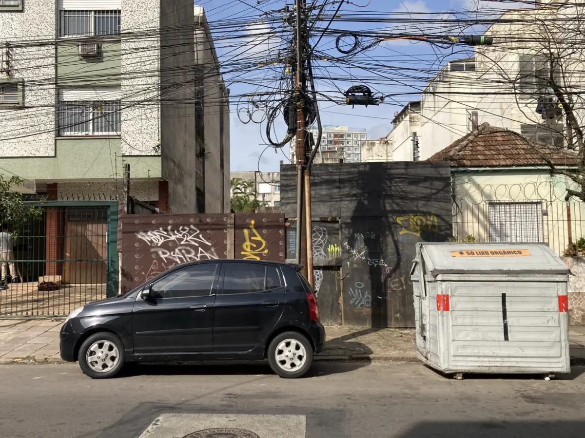 LOTE 000 - Um terreno medindo 6m60 de frente à rua General Lima e Silva, e fundos a meia quadra, de 46m00